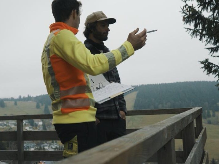 Mitarbeiter der TimbCo GmbH vor dem Betriebsfahrzeug